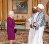 La reine Elisabeth II d'Angleterre en audience avec le haut-commissionnaire de Sierra Leone Dr Morie Komba Manyeh et sa femme Marie au palais Buckingham à Londres. Le 4 décembre 2019 