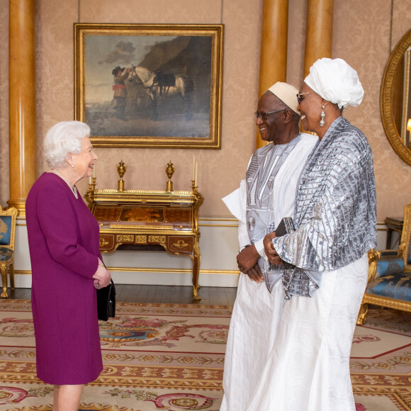 La reine Elisabeth II d'Angleterre en audience avec le haut-commissionnaire de Sierra Leone Dr Morie Komba Manyeh et sa femme Marie au palais Buckingham à Londres. Le 4 décembre 2019 