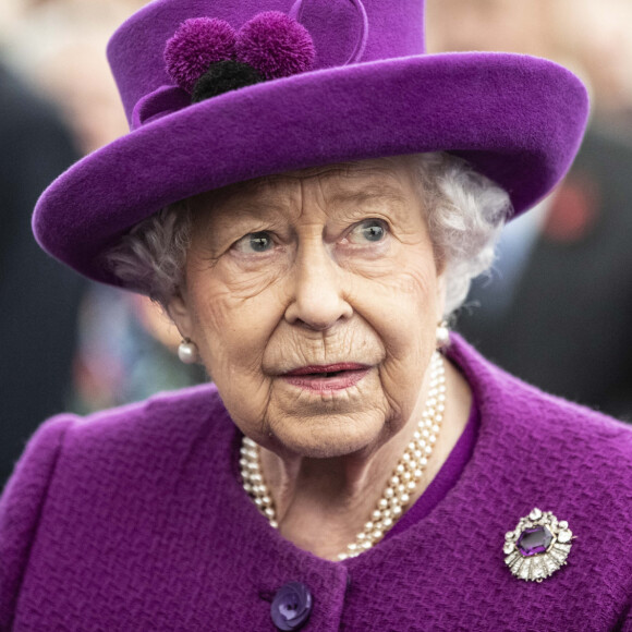 La reine Elisabeth II d'Angleterre s'entretient avec des volontaires et des travailleurs du village RBLI (Royal British Legion Industries) du Kent lors d'une visite. La Royal British Legion Industries (RBLI) est une organisation caritative nationale qui soutient le personnel des forces armées, les anciens combattants et leurs familles, ainsi que les personnes handicapées et les chômeurs de longue durée. L'organisme de bienfaisance fournit un soutien crucial pour le logement, l'aide sociale, la formation et l'emploi. Le 6 novembre 2019. 