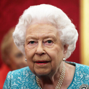 La reine Elisabeth II d'Angleterre à la réception donnée pour le 60ème anniversaire de l'association caritative "Cruse Bereavement Care" au Palais Saint James à Londres.