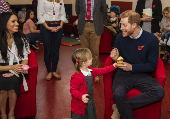 Le prince Harry, duc de Sussex, et Meghan Markle, duchesse de Sussex - Le duc et la duchesse de Sussex rencontrent les familles de militaires déployés au centre Broom Farm Community Center à Windsor le 6 novembre 2019.