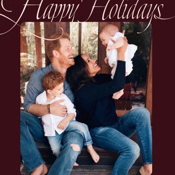 Carte de voeux du prince Harry, duc de Sussex, et Meghan Markle avec leurs enfants, Archie et Lilibet. Sur cette photo, prise l'été dernier à leur domicile de Montecito (Californie), le prince Harry tient dans ses bras Archie, 2 ans tandis que Lilibet, 6 mois, est portée dans les bras de sa mère. Sur la carte de voeux, le couple écrit, "En cette année 2021, nous avons accueilli notre fille Lilibet au monde. Archie a fait de nous une maman et un papa, et Lili a fait de nous une famille", avant d'ajouter avoir fait des donations à des oeuvres venant en aide aux familles, dont les réfugiés afghans aux Etats-Unis. Montecito. Eté 2021. © Photo by Alexi Lubomirski, Copyright owned by Prince Harry and Meghan, The Duke and Duchess of Sussex via Bestimage 