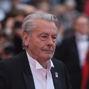 Alain Delon (Palme d'Or d'Honneur du 72ème festival de Cannes avec un badge Paris Match d'une ancienne couverture du magazine titrant "Alain Delon, mes deux amours, Rosalie et Anouchka) - Montée des marches du film "A Hidden Life" lors du 72ème Festival International du Film de Cannes. Le 19 mai 2019 