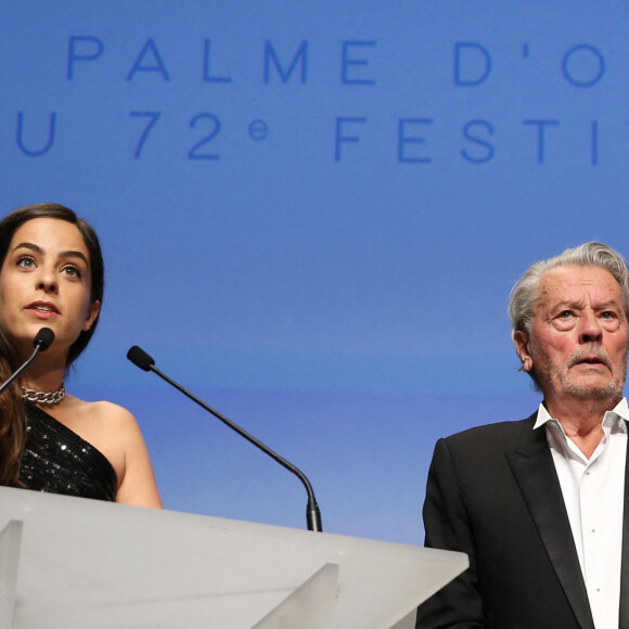 Alain Delon (avec un badge Paris Match d'une ancienne couverture du magazine titrant "Alain Delon, mes deux amours, Rosalie et Anouchka) et sa fille Anouchka (Robe Elie Saab) - Remise de la Palme d'Honneur à Alain Delon lors du 72ème Festival International du Film de Cannes. © Jacovides-Moreau / Bestimage 