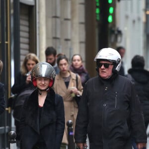 Gérard Depardieu et sa petite-fille Louise (la fille de Guillaume Depardieu) se promènent dans les rues de Paris en scooter. Le 19 décembre 2015.