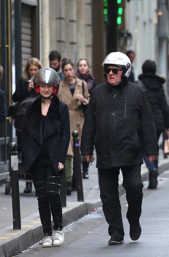 Gérard Depardieu et sa petite-fille Louise (la fille de Guillaume Depardieu) se promènent dans les rues de Paris en scooter. Le 19 décembre 2015.