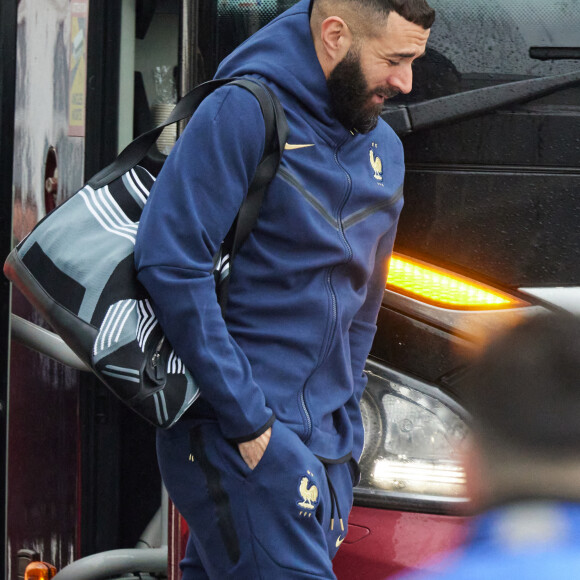 Karim Benzema - Départ de l 'équipe de France de football du Bourget au Qatar pour disputer la Coupe du monde 2022, le 16 novembre 2022. Ils seront rejoints par Randal Kolo Muani, jeudi matin, à Doha. © Cyril Moreau/Bestimage