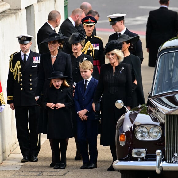 Kate Catherine Middleton, princesse de Galles, la princesse Charlotte et le prince George, la reine consort Camilla Parker Bowles, la comtesse Sophie de Wessex - Procession du cercueil de la reine Elizabeth II d'Angleterre de l'Abbaye de Westminster à Wellington Arch à Hyde Park Corner. Le 19 septembre 2022 