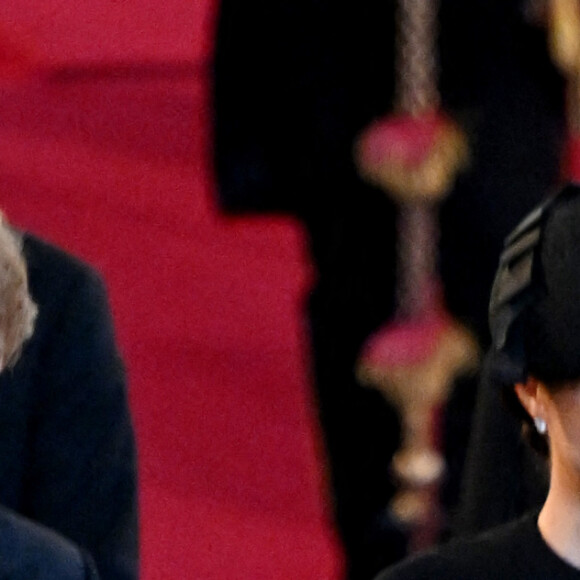 Le prince Harry et Meghan Markle - Procession cérémonielle du cercueil de la reine Elisabeth II du palais de Buckingham à Westminster Hall à Londres le 14 septembre 2022. © Photoshot / Panoramic / Bestimage 