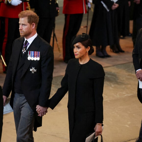 Catherine (Kate) Middleton, princesse de Galles, Le prince Harry, duc de Sussex et Meghan Markle, duchesse de Sussex - Intérieur - Procession cérémonielle du cercueil de la reine Elisabeth II du palais de Buckingham à Westminster Hall à Londres, où les Britanniques et les touristes du monde entier pourront lui rendre hommage jusqu'à ses obsèques prévues le 19 septembre 2022. Le 14 septembre 2022. 