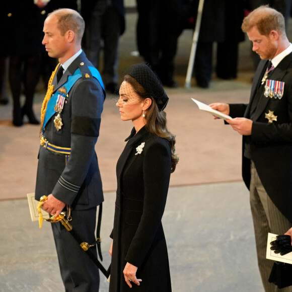 Le prince de Galles William, Kate Catherine Middleton, princesse de Galles, le prince Harry, duc de Sussex, Meghan Markle, duchesse de Sussex - Intérieur - Procession cérémonielle du cercueil de la reine Elisabeth II du palais de Buckingham à Westminster Hall à Londres. Le 14 septembre 2022 