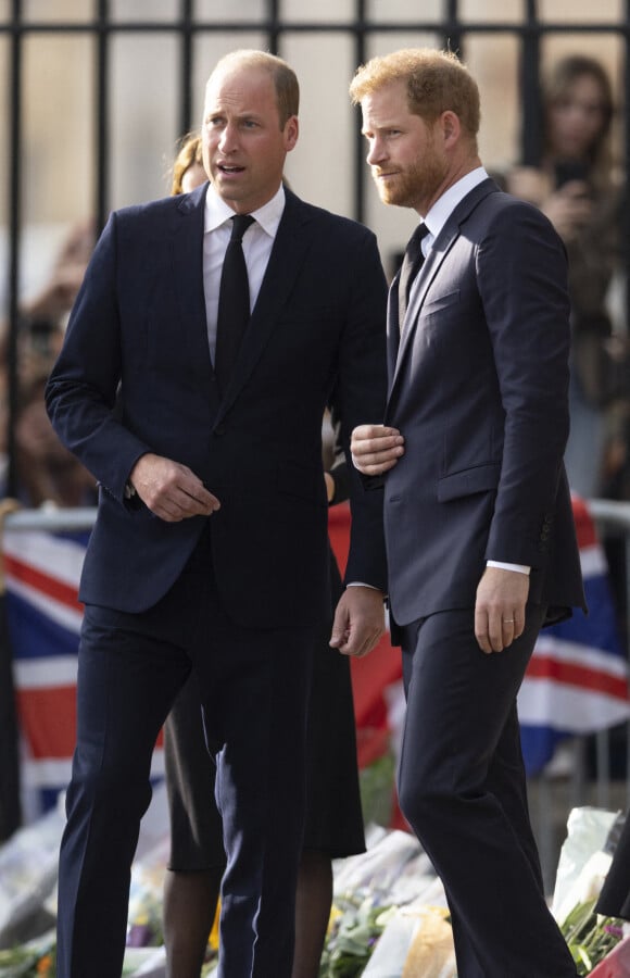 Le prince de Galles William, le prince Harry, duc de Sussex à la rencontre de la foule devant le château de Windsor, suite au décès de la reine Elisabeth II d'Angleterre. Le 10 septembre 2022 