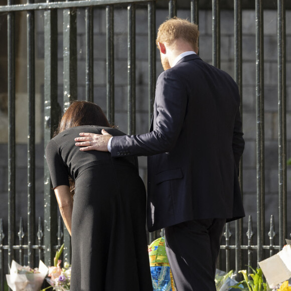 Le prince Harry, duc de Sussex, Meghan Markle, duchesse de Sussex à la rencontre de la foule devant le château de Windsor, suite au décès de la reine Elisabeth II d'Angleterre. Le 10 septembre 2022 