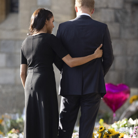 Le prince Harry, duc de Sussex, Meghan Markle, duchesse de Sussex à la rencontre de la foule devant le château de Windsor, suite au décès de la reine Elisabeth II d'Angleterre. Le 10 septembre 2022 