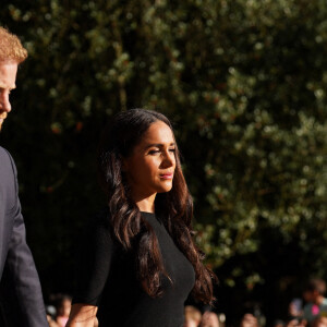 Le prince Harry, duc de Sussex et Meghan Markle, duchesse de Sussex à la rencontre de la foule devant le château de Windsor, suite au décès de la reine Elisabeth II d'Angleterre. Le 10 septembre 2022 