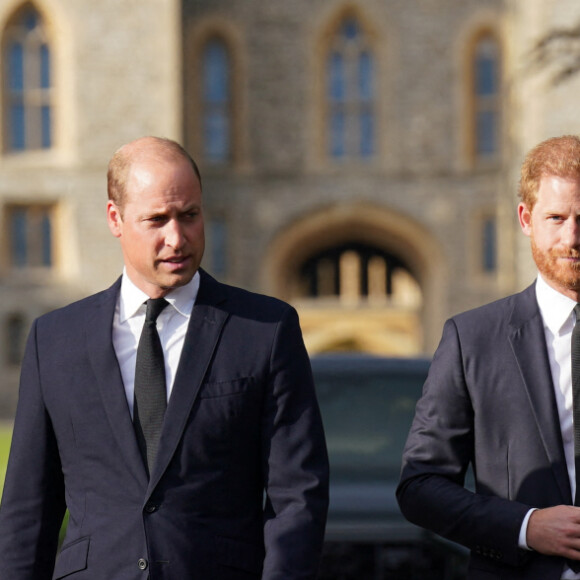 La princesse de Galles Kate Catherine Middleton, le prince de Galles William et le prince Harry, duc de Sussex et Meghan Markle, duchesse de Sussex à la rencontre de la foule devant le château de Windsor, suite au décès de la reine Elisabeth II d'Angleterre. Le 10 septembre 2022 