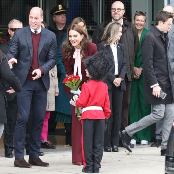 Le prince William, prince de Galles, et Catherine (Kate) Middleton, princesse de Galles, rencontrent Henry Dunov-Texeira, un Américain de 8 ans déguisé en garde britannique, à Somerville (Massachusetts), le 1er décembre 2022. Le couple princier visite "Greentown Labs" à Somerville, pour en savoir plus sur les innovations climatiques incubées à Boston. 