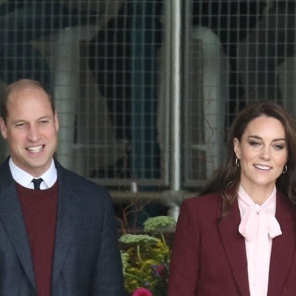 Le prince William, prince de Galles, et Catherine (Kate) Middleton, princesse de Galles, rencontrent Henry Dunov-Texeira, un Américain de 8 ans déguisé en garde britannique, à Somerville (Massachusetts), le 1er décembre 2022.