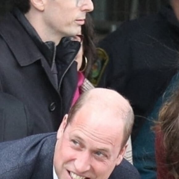 Le prince William, prince de Galles, et Catherine (Kate) Middleton, princesse de Galles, rencontrent Henry Dunov-Texeira, un Américain de 8 ans déguisé en garde britannique, à Somerville (Massachusetts), le 1er décembre 2022.