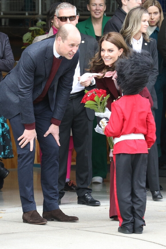 Le prince William, prince de Galles, et Catherine (Kate) Middleton, princesse de Galles, rencontrent Henry Dunov-Texeira, un Américain de 8 ans déguisé en garde britannique, à Somerville (Massachusetts), le 1er décembre 2022.