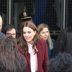 Le prince William, prince de Galles, et Catherine (Kate) Middleton, princesse de Galles, rencontrent Henry Dunov-Texeira, un Américain de 8 ans déguisé en garde britannique, à Somerville (Massachusetts), le 1er décembre 2022.