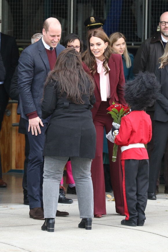 Le prince William, prince de Galles, et Catherine (Kate) Middleton, princesse de Galles, rencontrent Henry Dunov-Texeira, un Américain de 8 ans déguisé en garde britannique, à Somerville (Massachusetts), le 1er décembre 2022.