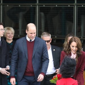 Le prince William, prince de Galles, et Catherine (Kate) Middleton, princesse de Galles, rencontrent Henry Dunov-Texeira, un Américain de 8 ans déguisé en garde britannique, à Somerville (Massachusetts), le 1er décembre 2022. Le couple princier visite "Greentown Labs" à Somerville, pour en savoir plus sur les innovations climatiques incubées à Boston.  William and Kate greet a child dressed up as a Royal Guard while visiting Sommerville. December 1st, 2022.