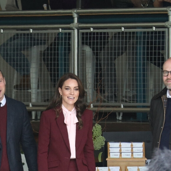 Le prince William, prince de Galles, et Catherine (Kate) Middleton, princesse de Galles, rencontrent Henry Dunov-Texeira, un Américain de 8 ans déguisé en garde britannique, à Somerville (Massachusetts), le 1er décembre 2022.