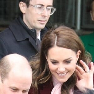 Le prince William, prince de Galles, et Catherine (Kate) Middleton, princesse de Galles, rencontrent Henry Dunov-Texeira, un Américain de 8 ans déguisé en garde britannique, à Somerville (Massachusetts), le 1er décembre 2022.