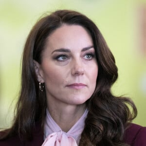 Le prince William, prince de Galles, et Catherine (Kate) Middleton, princesse de Galles, rencontrent Henry Dunov-Texeira, un Américain de 8 ans déguisé en garde britannique, à Somerville, Massachusetts, États-Unis, le 1er décembre 2022. Le couple princier visite "Greentown Labs" à Somerville pour en savoir plus sur les innovations climatiques incubées à Boston. 