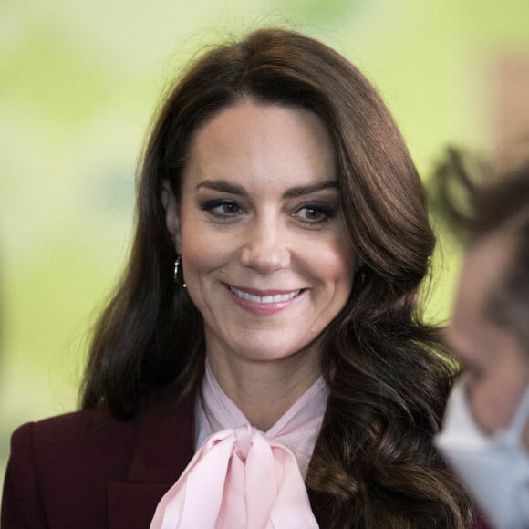 Le prince William, prince de Galles, et Catherine (Kate) Middleton, princesse de Galles, rencontrent Henry Dunov-Texeira, un Américain de 8 ans déguisé en garde britannique, à Somerville, Massachusetts, États-Unis, le 1er décembre 2022. Le couple princier visite "Greentown Labs" à Somerville pour en savoir plus sur les innovations climatiques incubées à Boston. 