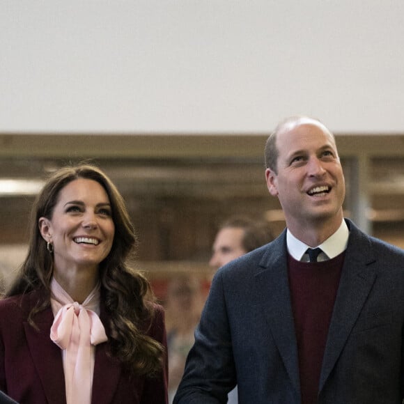 Le prince William, prince de Galles, et Catherine (Kate) Middleton, princesse de Galles, rencontrent Henry Dunov-Texeira, un Américain de 8 ans déguisé en garde britannique, à Somerville, Massachusetts, États-Unis, le 1er décembre 2022. Le couple princier visite "Greentown Labs" à Somerville pour en savoir plus sur les innovations climatiques incubées à Boston. 