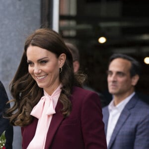 Le prince William, prince de Galles, et Catherine (Kate) Middleton, princesse de Galles, rencontrent Henry Dunov-Texeira, un Américain de 8 ans déguisé en garde britannique, à Somerville, Massachusetts, États-Unis, le 1er décembre 2022. Le couple princier visite "Greentown Labs" à Somerville pour en savoir plus sur les innovations climatiques incubées à Boston. 