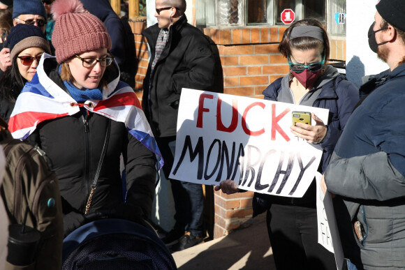 Foule avec des pancartes attendant la famille royale à Somerville, Massachusetts, États-Unis, le 1er décembre 2022. 