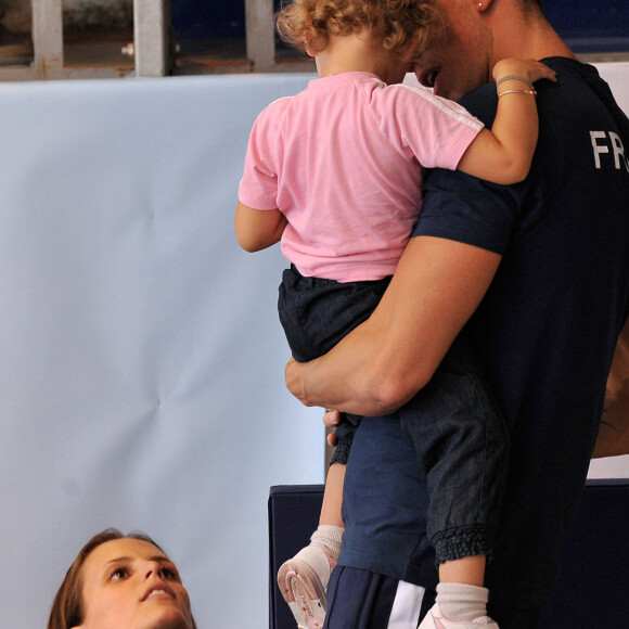 Laure Manaudou, Frédérick Bousquet et leur fille Manon - Laure Manaudou s'est offert sa première medaille internationale depuis quatre ans en remportant l'argent sur le 100 m dos à l'Euro-2012 en petit bassin. Chartres, le 23 novembre 2012