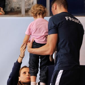 Laure Manaudou, Frédérick Bousquet et leur fille Manon - Laure Manaudou s'est offert sa première médaille internationale depuis quatre ans en remportant l'argent sur le 100 m dos à l'Euro-2012 en petit bassin. Chartres, le 23 novembre 2012.