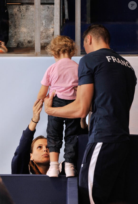 Laure Manaudou, Frédérick Bousquet et leur fille Manon - Laure Manaudou s'est offert sa première médaille internationale depuis quatre ans en remportant l'argent sur le 100 m dos à l'Euro-2012 en petit bassin. Chartres, le 23 novembre 2012.