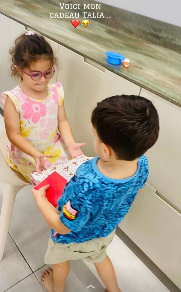 Nabilla scandalisée par son fils à Dubaï : il l'oblige à acheter un jouet pour son amoureuse