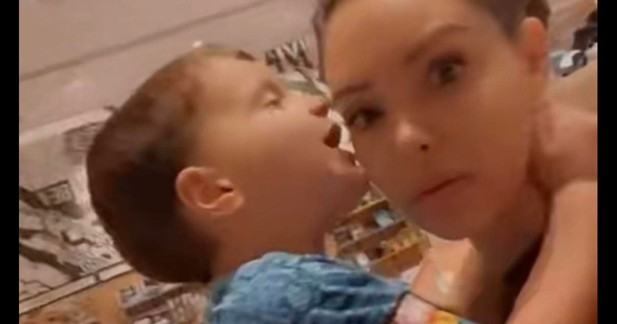 Nabilla doesn’t believe it!  At the age of 3, his son Milann forces him to buy a gift for his “girlfriend”: the slideshow