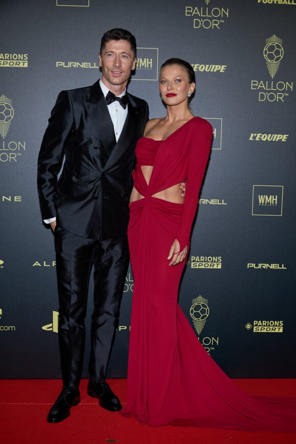 Robert Lewandowski et sa femme Anna Lewandowska - Photocall de la 66ème cérémonie du Ballon d'Or au Théâtre du Chatelet à Paris le 17 octobre 2022. © Cyril Moreau/Bestimage