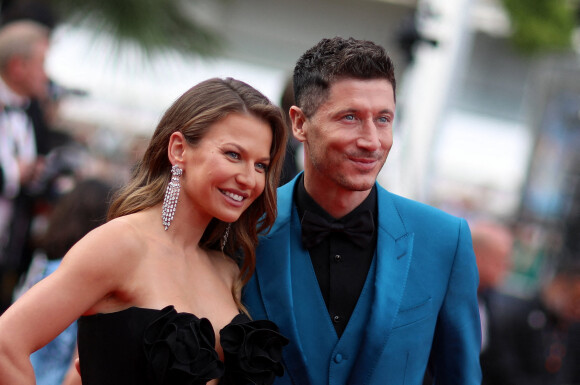 Robert Lewandowski et sa femme Anna Lewandowska - Montée des marches du film " Broker (Les bonnes étoiles) " lors du 75ème Festival International du Film de Cannes. Le 26 mai 2022 © Dominique Jacovides / Bestimage