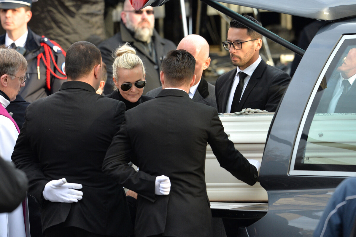 Photo Laeticia Hallyday Sorties de l'église de la Madeleine après