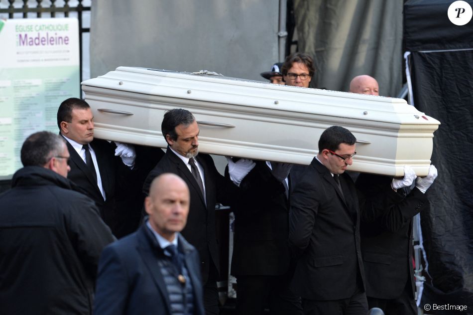 Sorties de l'église de la Madeleine après les obsèques de Johnny
