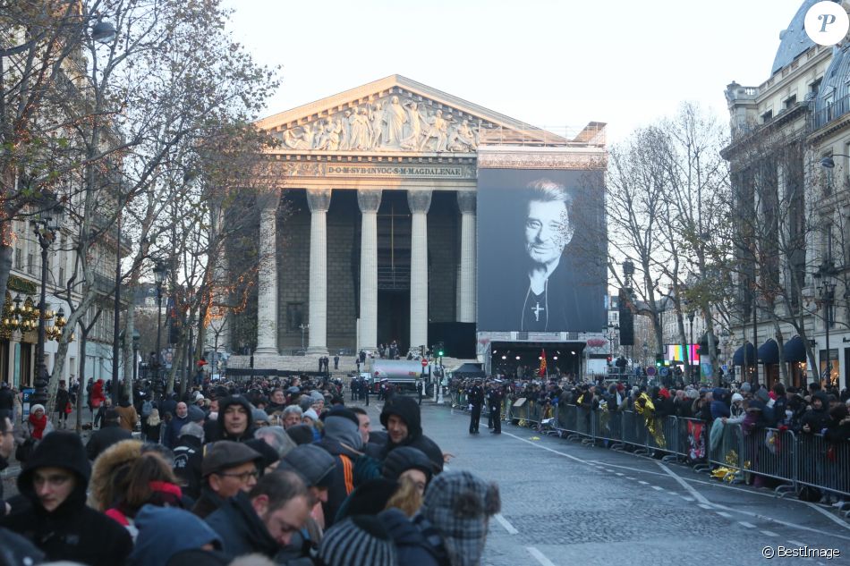 La foule lors des obsèques de Johnny Hallyday devant l'église La