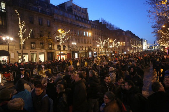 La foule lors des obsèques de Johnny Hallyday devant l'église La Madeleine à Paris. Le 9 décembre 2017 © CVS / Bestimage