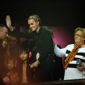 Exclusif - Laeticia Hallyday, sa grand-mere Elyette, et ses filles Jade et Joy - Aftershow apres le concert caritatif de Johnny Hallyday pour l'association de sa femme "La Bonne Etoile", qui vient en aide aux enfants du Vietnam, au Trianon a Paris, le 15 decembre 2013.