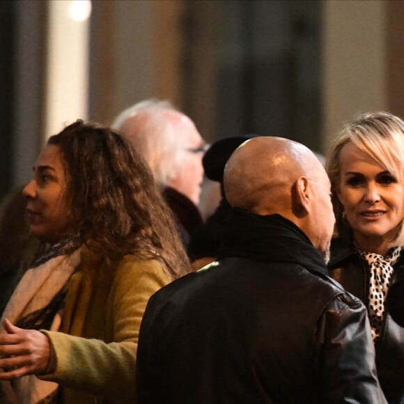 Exclusif - Daniel Dos Reis, coach sportif de J.Hallyday (qui était dans la chambre avec J. Hallyday au moment du décès) embrasse Laeticia Hallyday à son arrivée à la projection privée du documentaire "Johnny par Laeticia" au Christine Cinéma Club, qui sera diffusé le 8 décembre sur M6 en Prime Time, à Paris, France, le 23 novembre 2022.