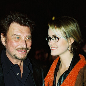 Archives - Johnny Hallyday et sa femme Laeticia Hallyday lors du vernissage de l'exposition des oeuvres de Paul Belmondo "Le Dessin pour Passion" au Petit Palais à Paris, le 20 novembre 2000.