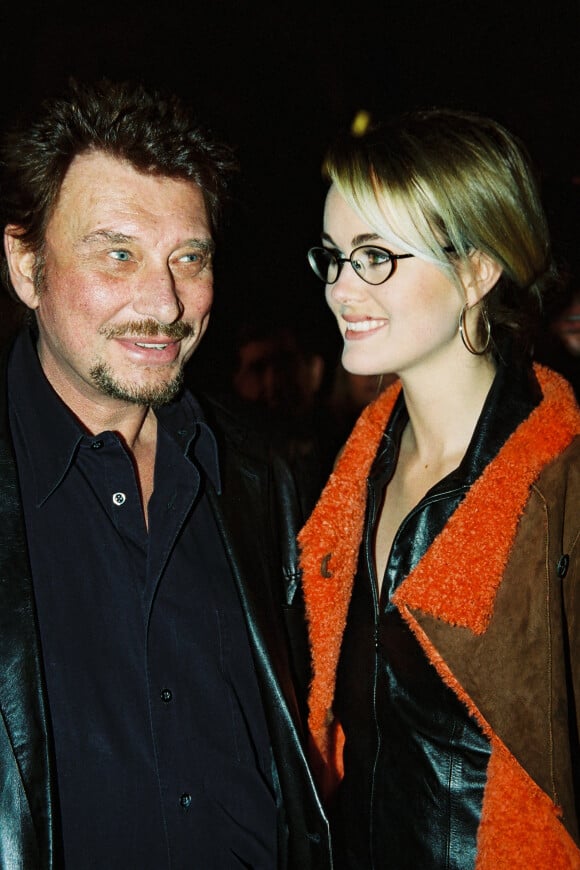 Archives - Johnny Hallyday et sa femme Laeticia Hallyday lors du vernissage de l'exposition des oeuvres de Paul Belmondo "Le Dessin pour Passion" au Petit Palais à Paris, le 20 novembre 2000.