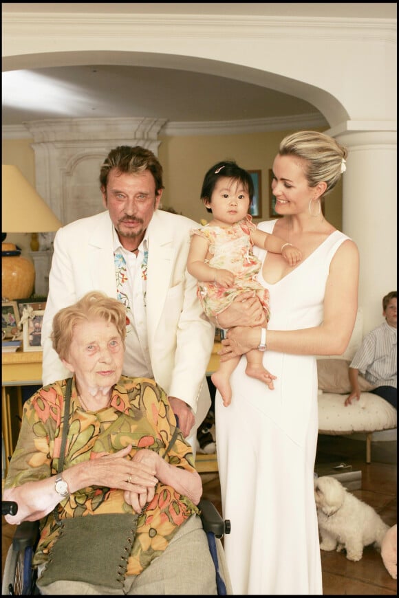 Johnny Hallyday et sa mère Huguette Clerc avec Laeticia et Jade